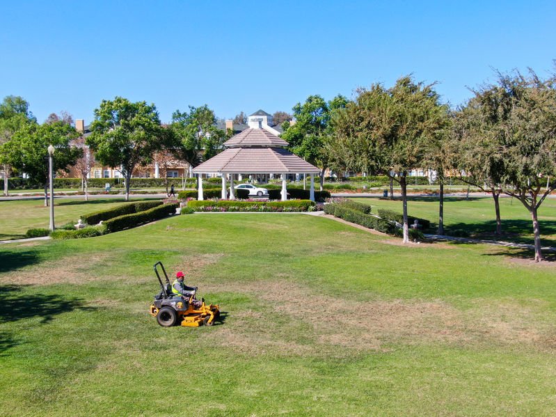 How to Effectively Manage Your Landscaping Employees in the Field - MowMore